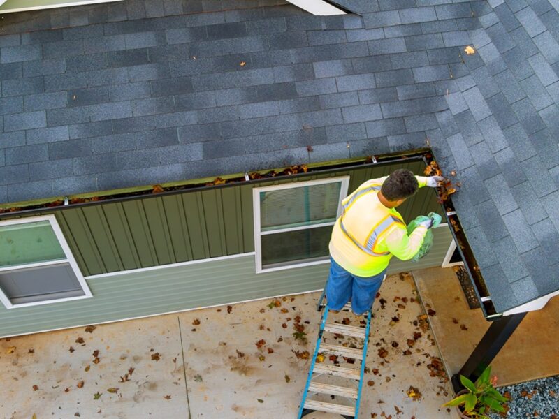 7 Reasons to Trust a Professional Gutter-Cleaning Service